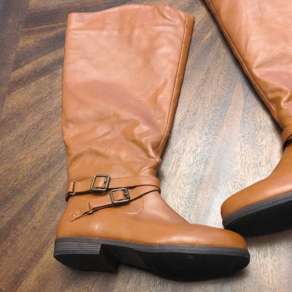 Elegant Tan Heeled Women's Boots - Picture 8 of 15